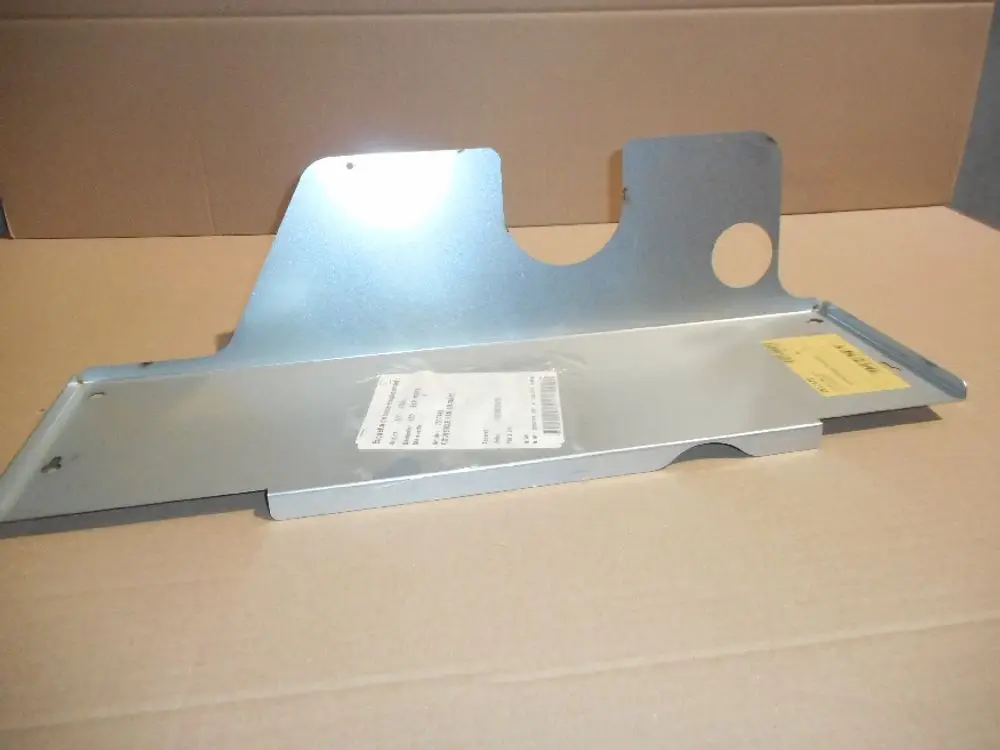 Metallene Hinterwand mit Aussparungen und Etiketten, designt für eine spezifische Anwendung von Remeha. Abgestellt auf einer Kartonoberfläche.